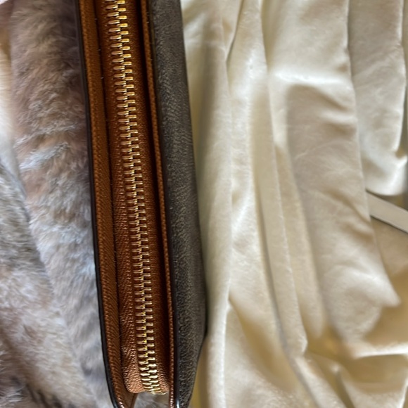 Authentic Michael Kors Zippy Wallet - Picture 8 of 14